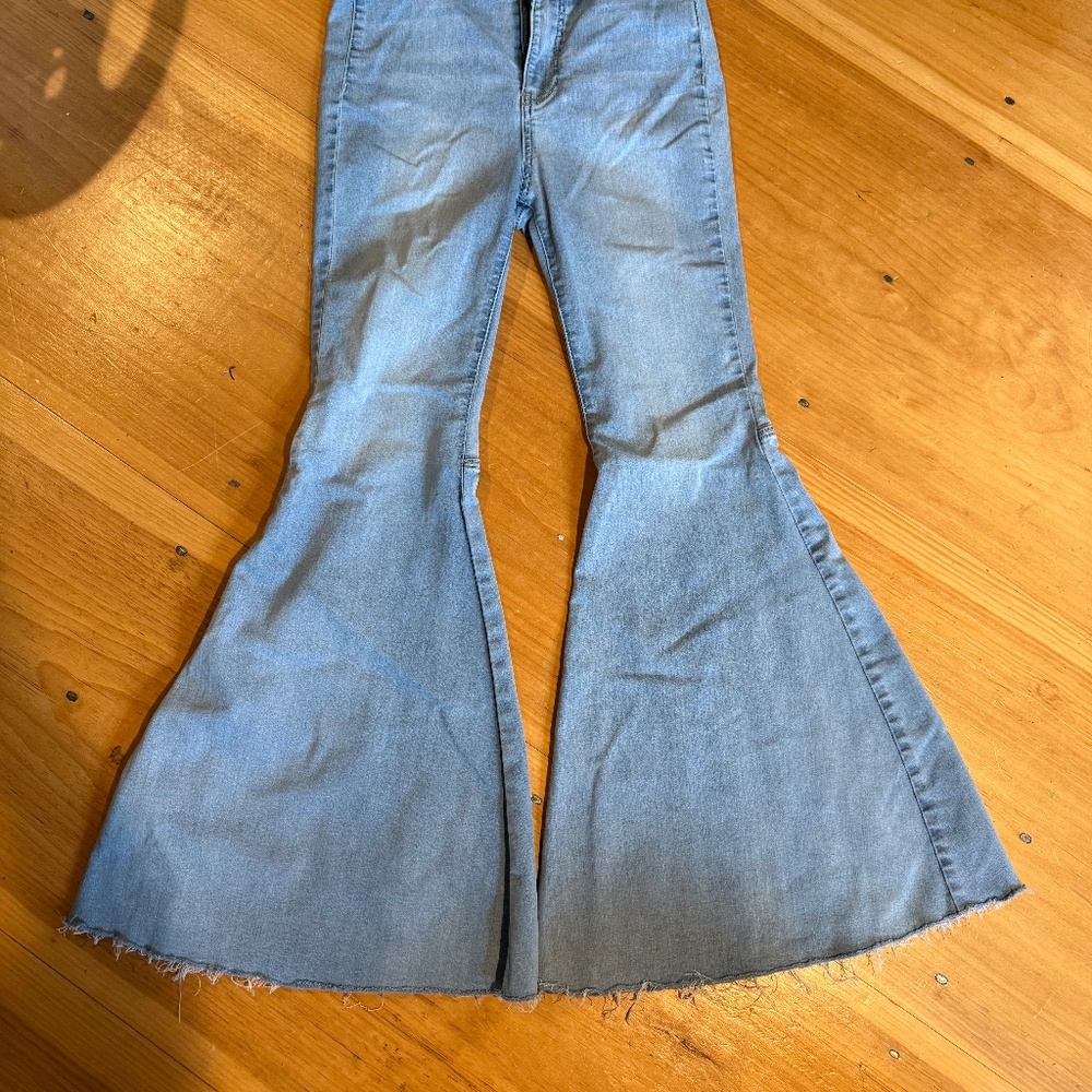 Free People size 28 Bell Bottom Raw Hem Stretch Jeans Womens